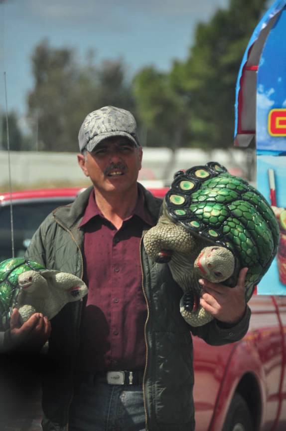 Um dos muitos vendedores ambulantes na fronteira entre o México e os Esrados Unidos, em Tijuana